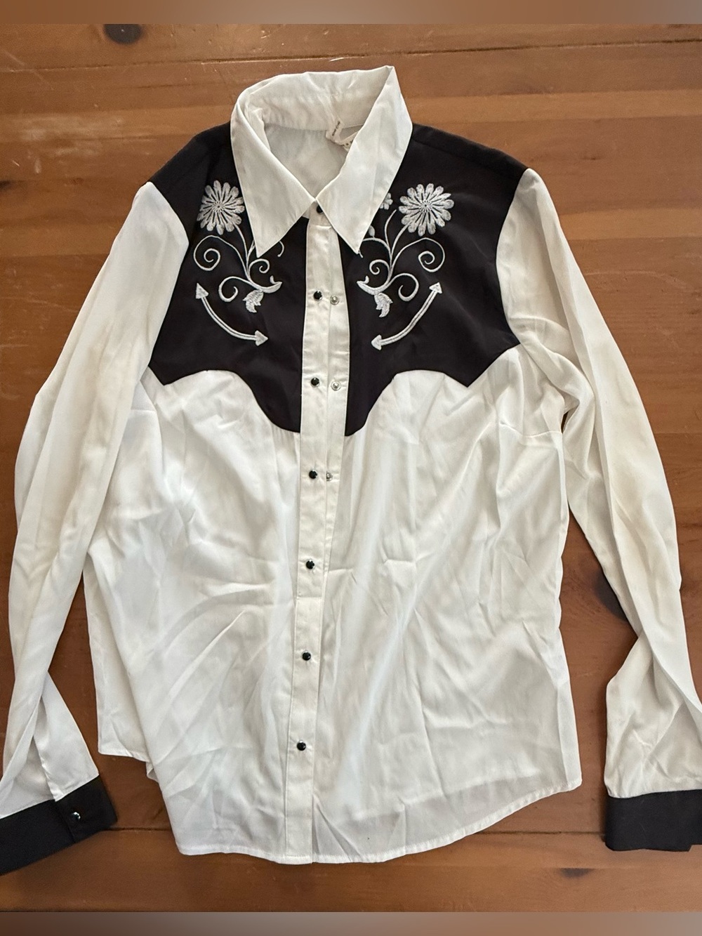 Roper White and Black Western Embroidered Button-Down Shirt